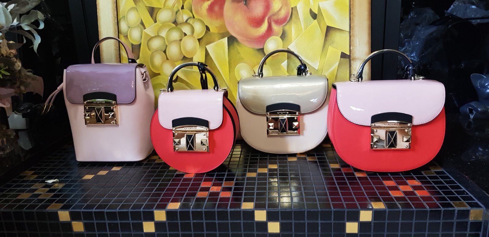 Женские дизайнерские кожаные сумки из новой коллекции итальянского бренда Cromia New 2020 в продаже с доставкой по России в Интернет-магазине Robinzon Bags (фото 3)