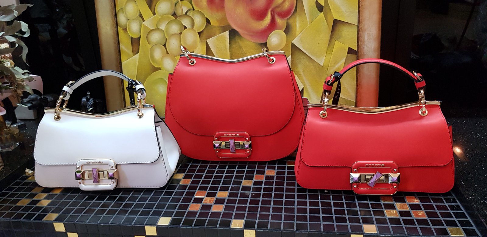 Женские дизайнерские кожаные сумки из новой коллекции итальянского бренда Cromia New 2020 в продаже с доставкой по России в Интернет-магазине Robinzon Bags (фото 2)