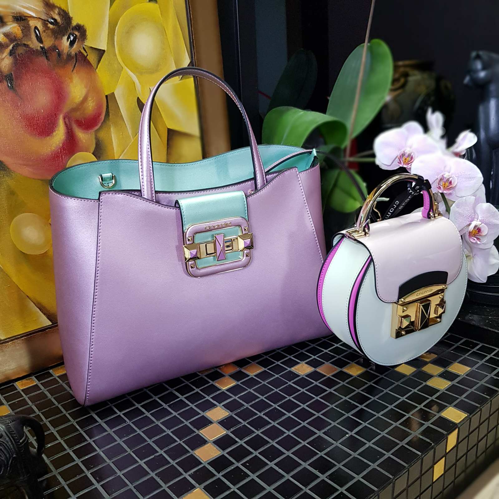 Женские дизайнерские кожаные сумки из новой коллекции итальянского бренда Cromia New 2020 в продаже с доставкой по России в Интернет-магазине Robinzon Bags (фото 1)