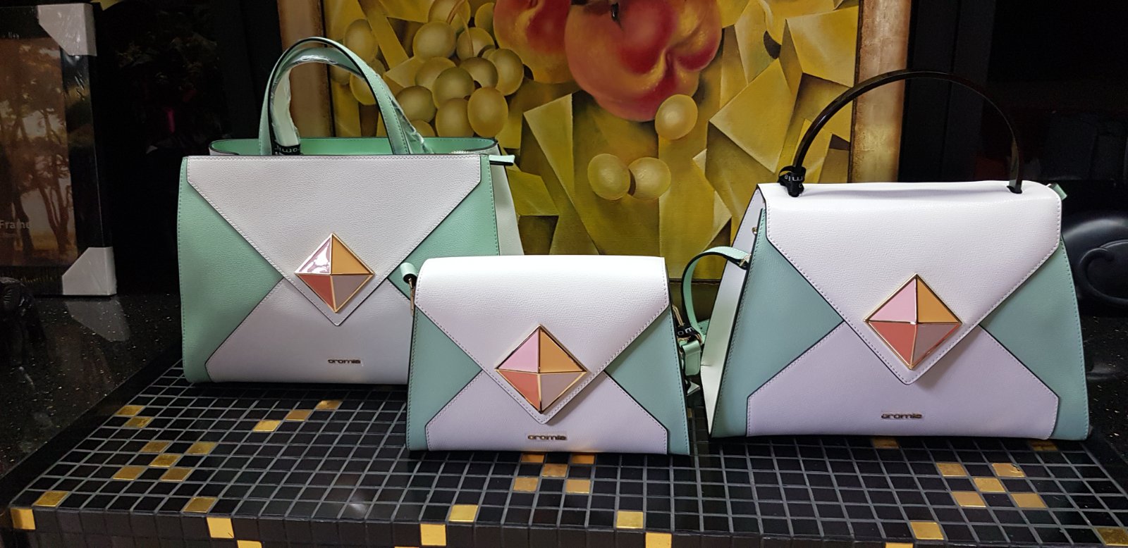 Женские дизайнерские кожаные сумки из новой коллекции итальянского бренда Cromia New 2020 в продаже с доставкой по России в Интернет-магазине Robinzon Bags (фото 4)