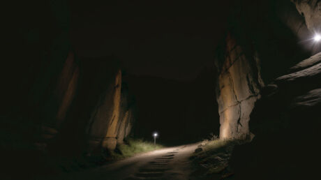 Тропа лунных камней: ночной трекинг с фонарями через древние скальные лабиринты 6 Тропа лунных камней: ночной трекинг с фонарями через древние скальные лабиринты